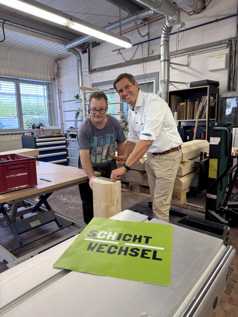 Herr Jan Fischer erhält Einblicke in die Arbeit der Schreinerei.